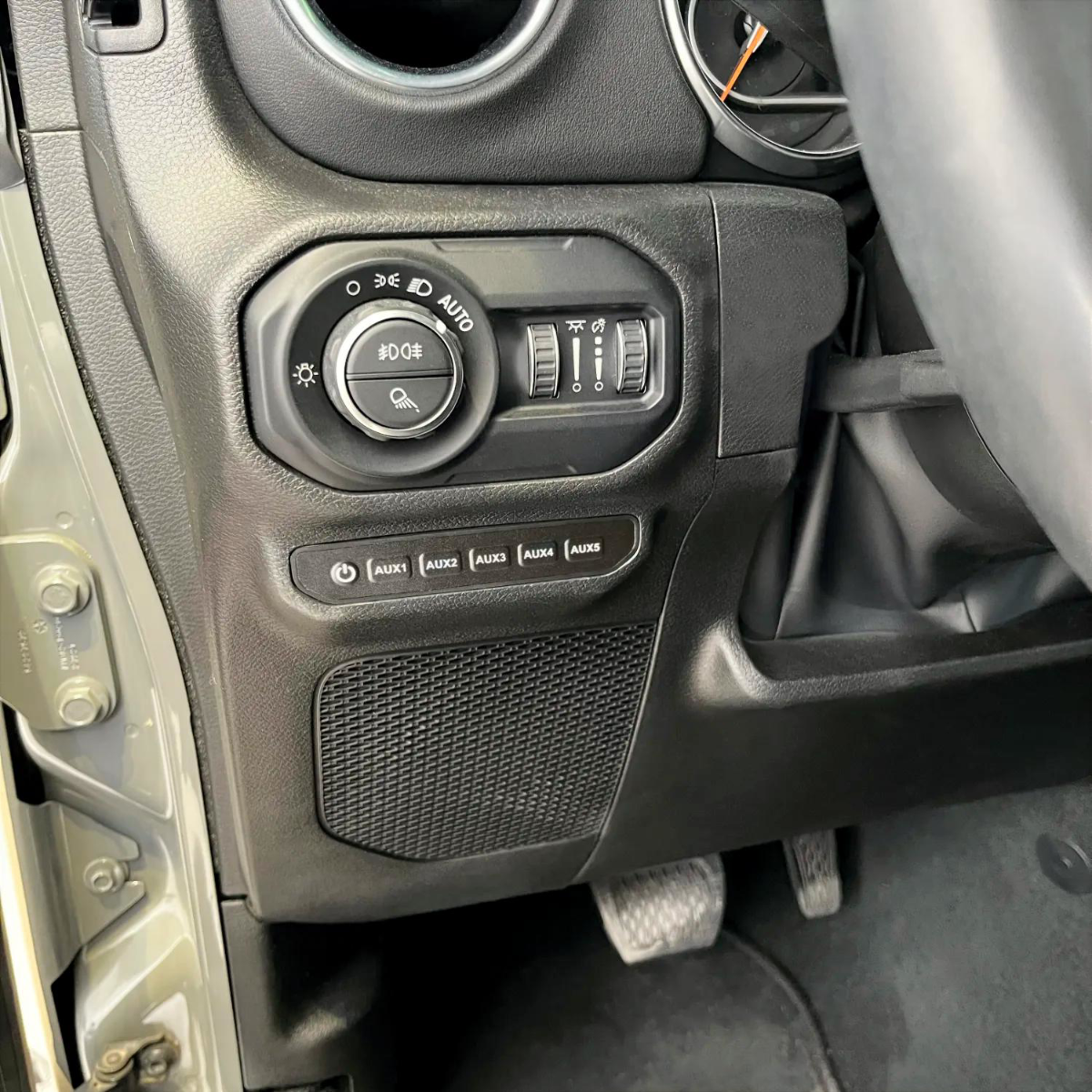 VOSWITCH 5 Switch Programmable Headlight Bezel, Jeep Wrangler JL & Gladiator JT 18-23