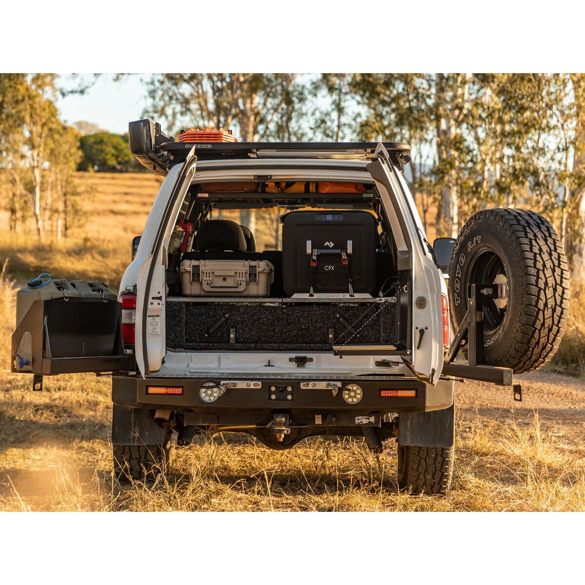 جدول منسدلة للباب الخلفي وبطاقات الأبواب لتناسب نيسان باترول Y61 GU