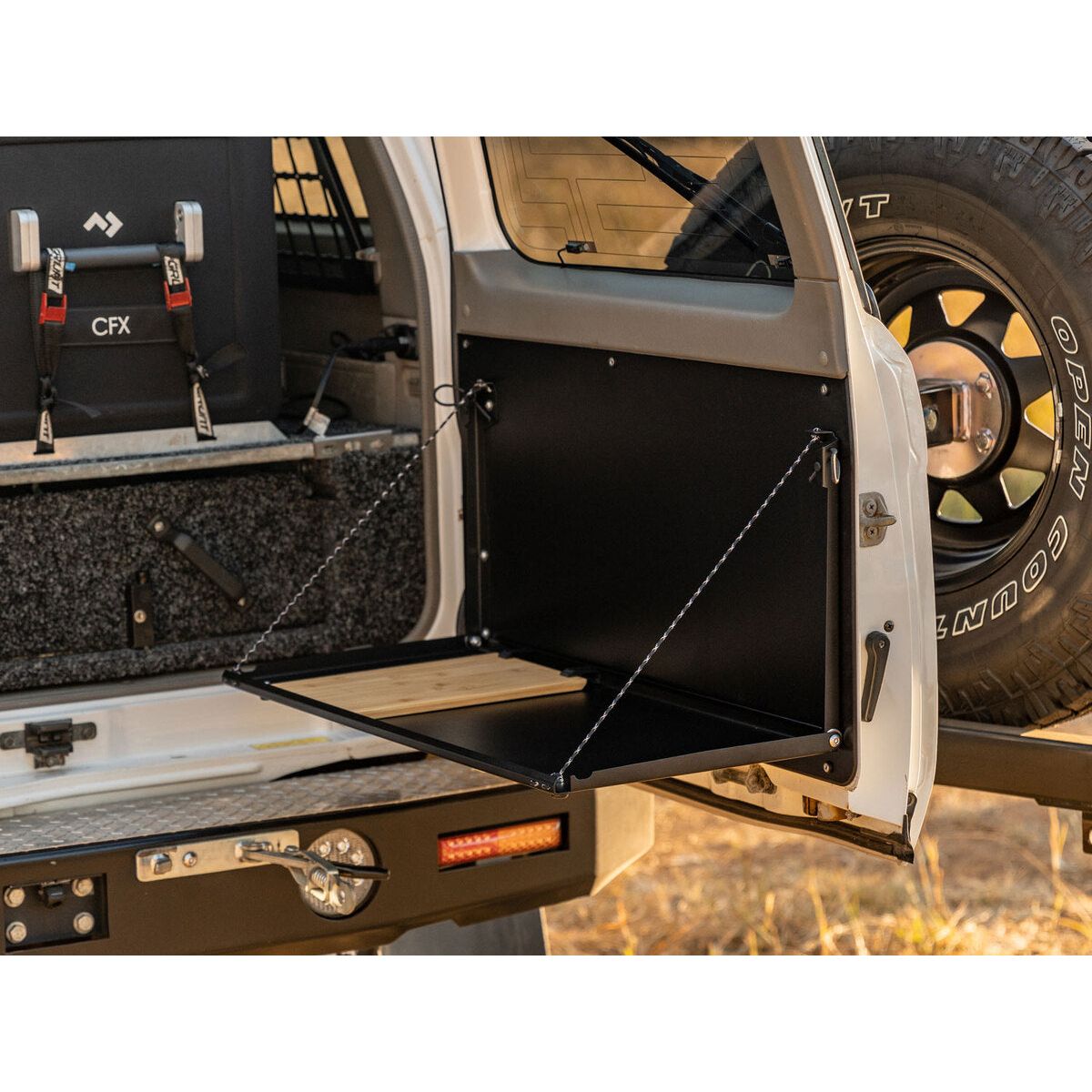 جدول منسدلة للباب الخلفي وبطاقات الأبواب لتناسب نيسان باترول Y61 GU