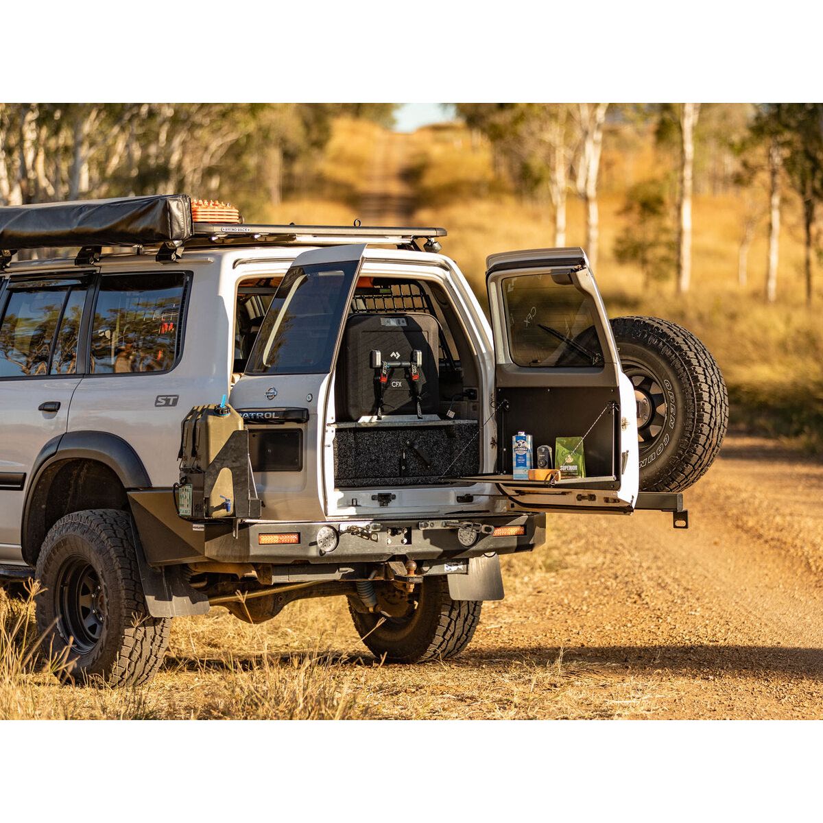 جدول منسدلة للباب الخلفي وبطاقات الأبواب لتناسب نيسان باترول Y61 GU