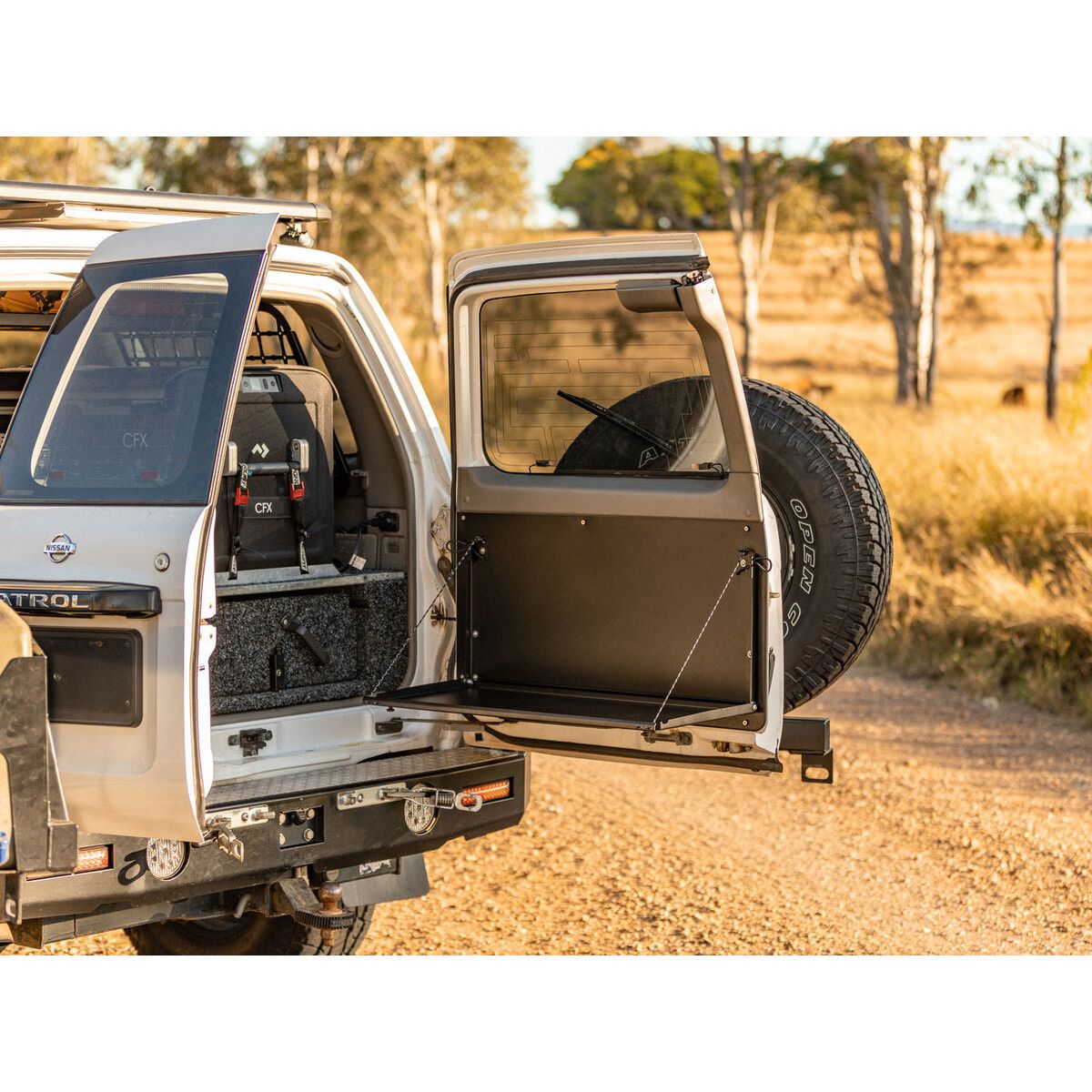 جدول منسدلة للباب الخلفي وبطاقات الأبواب لتناسب نيسان باترول Y61 GU