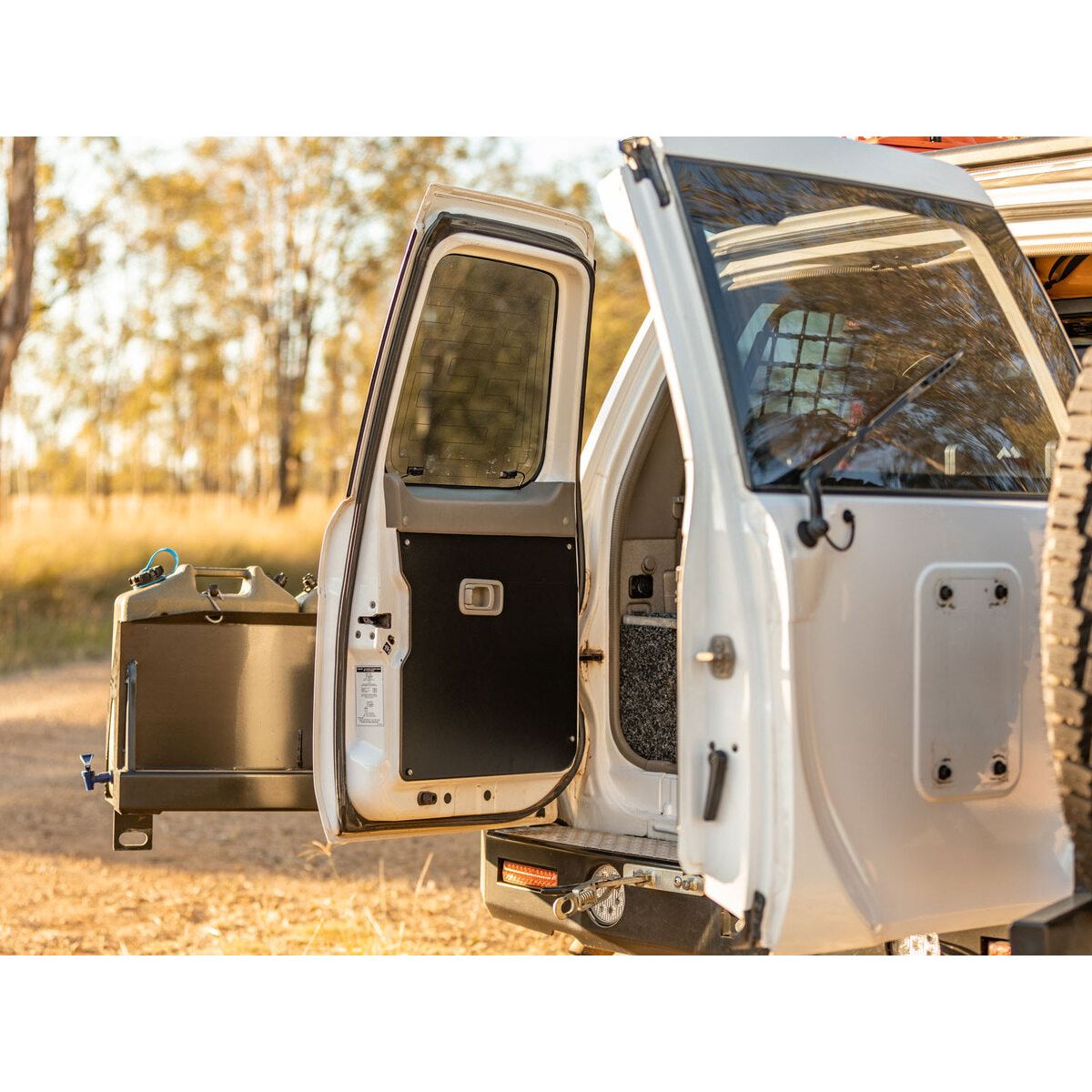 جدول منسدلة للباب الخلفي وبطاقات الأبواب لتناسب نيسان باترول Y61 GU