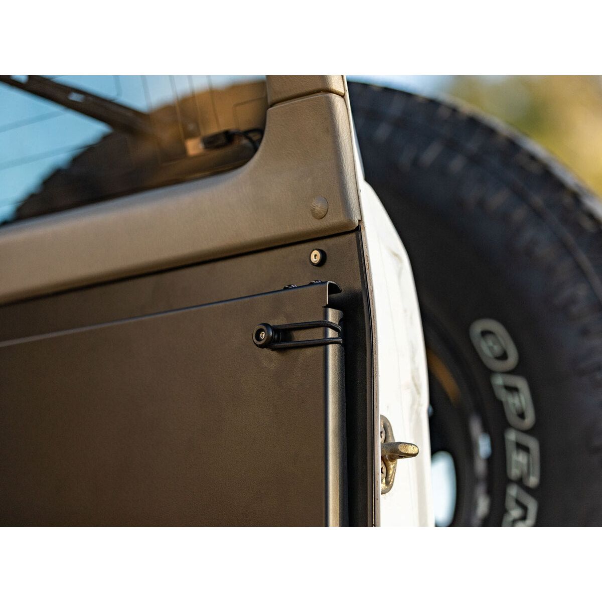 جدول منسدلة للباب الخلفي وبطاقات الأبواب لتناسب نيسان باترول Y61 GU