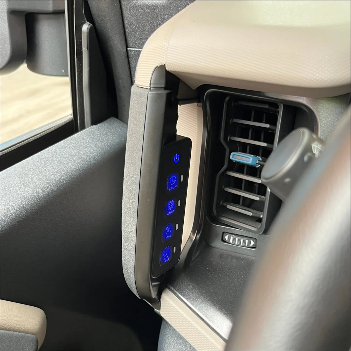 VOSWITCH 4 Switch Programmable Grab Handle Switch Panel, Ford Bronco 21-26