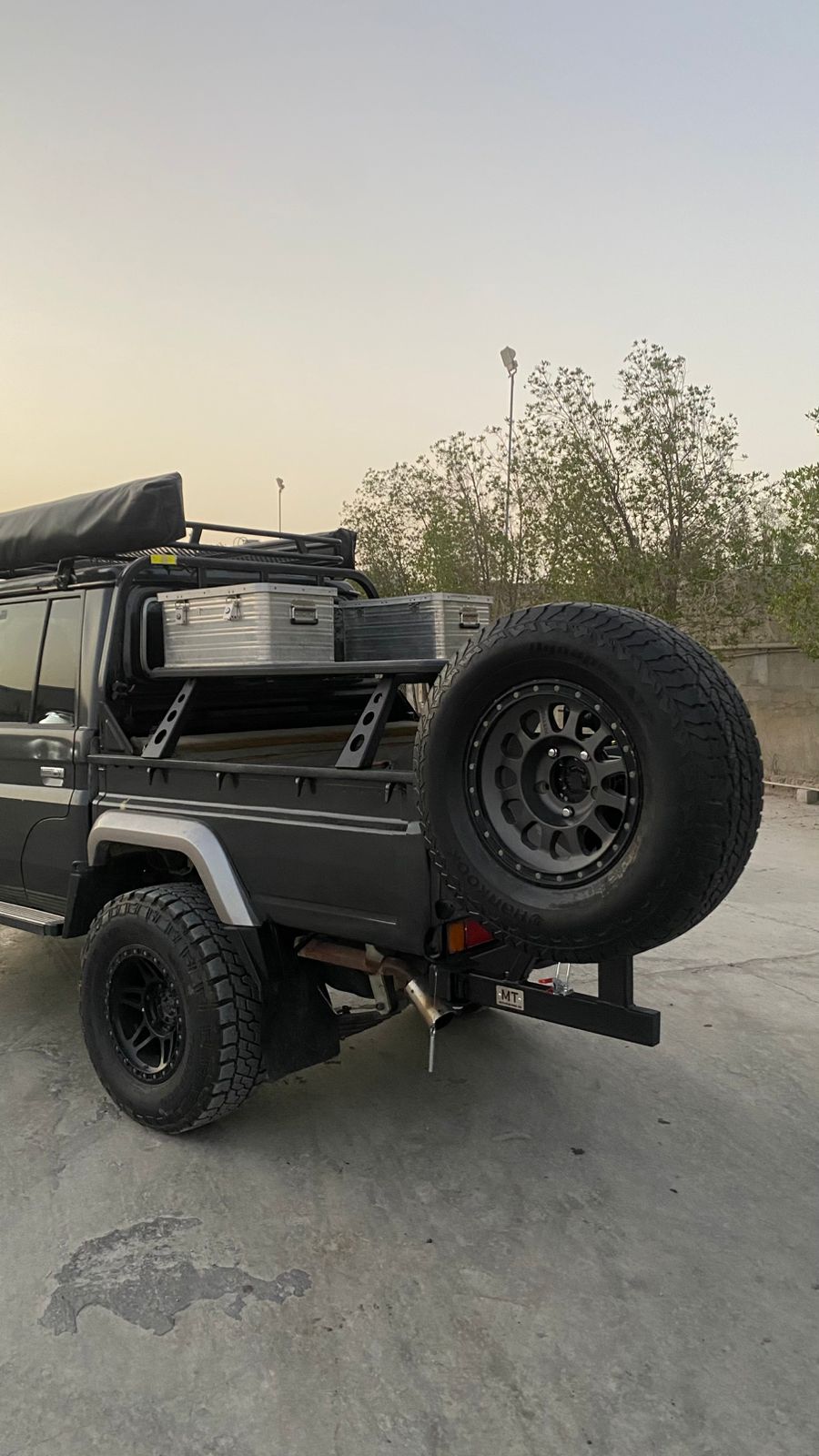 LC 79 Tire carrier